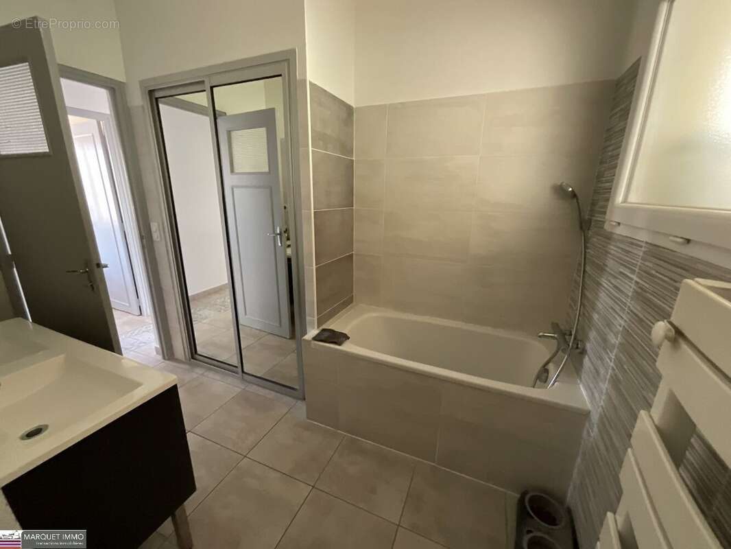 Beau potententiel !!! Pour cette lumineuse villa T4 offrant 92 m² + véranda de 37 m² + apt T2 de 50 m²  4 faces sur 1 069 m² ave - photo 23