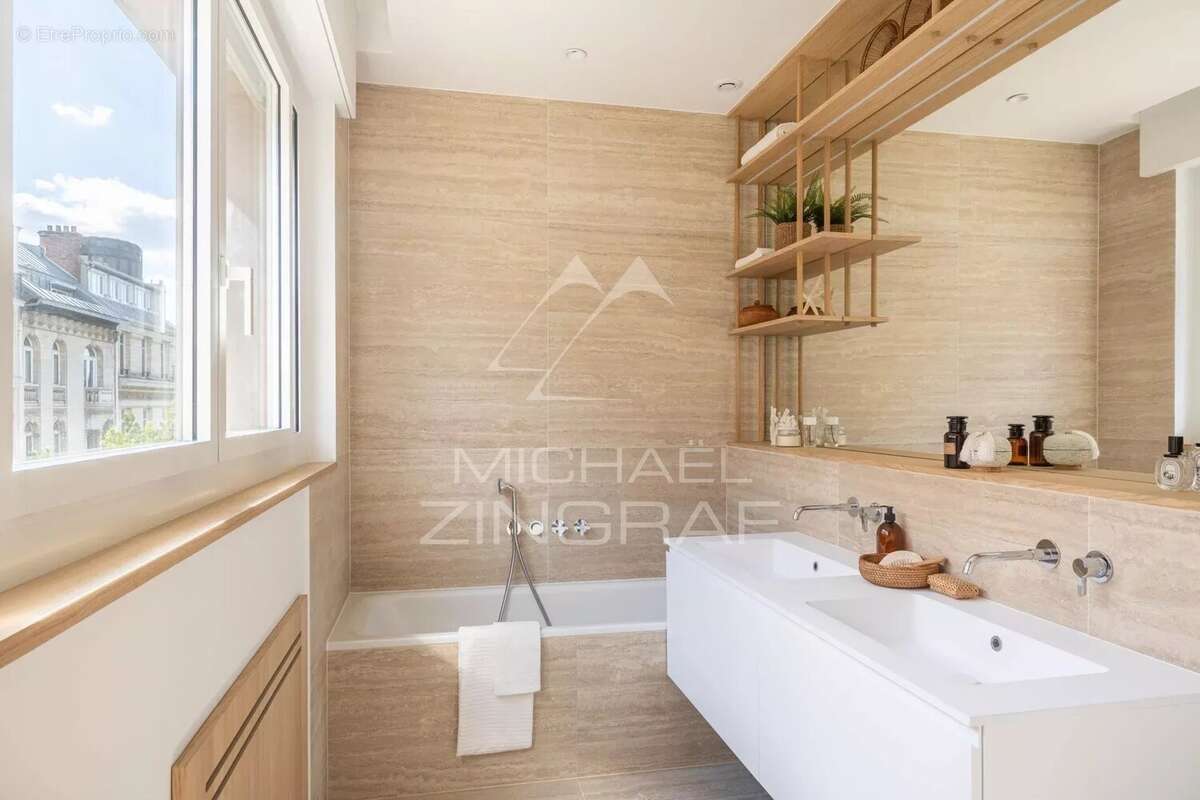 Appartement à PARIS-16E