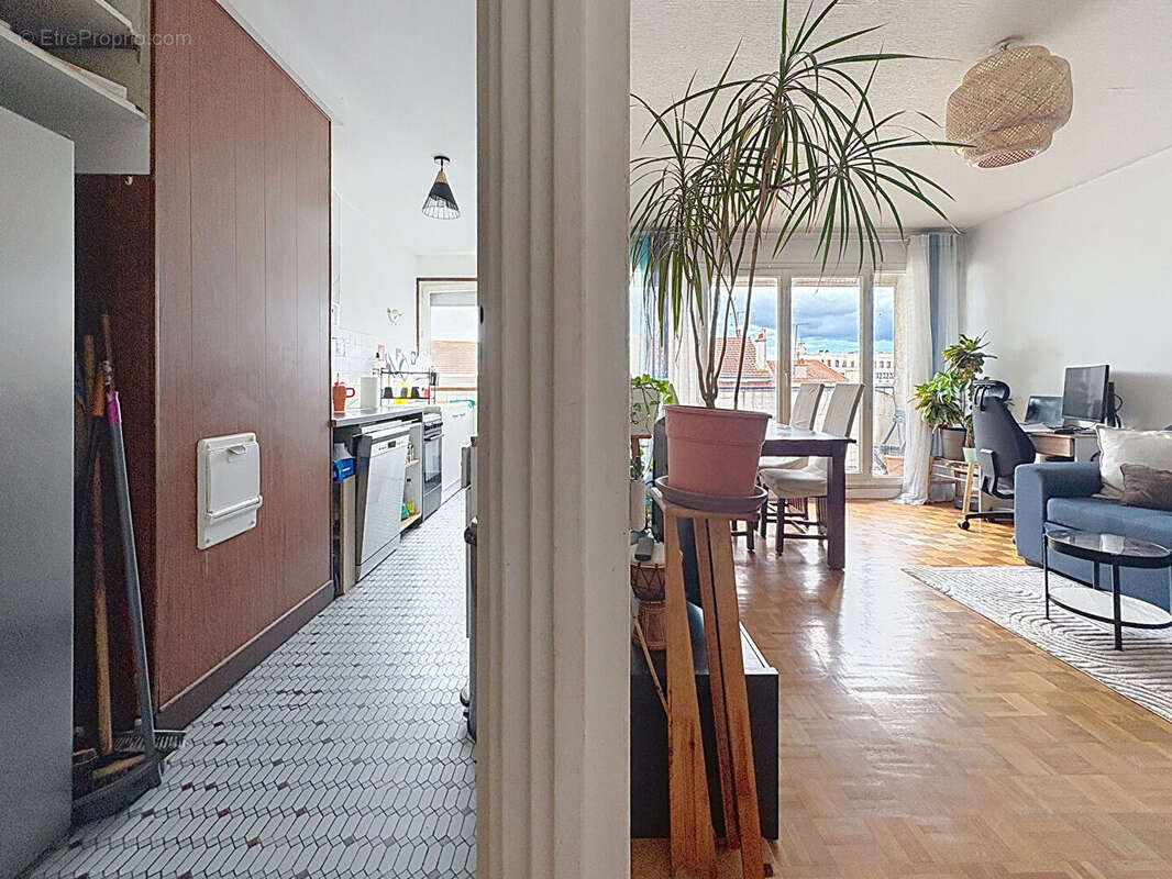 Appartement 4 pièce(s) 73 m2 avec deux balcons au pied du métro L.11 Carnot - photo 8