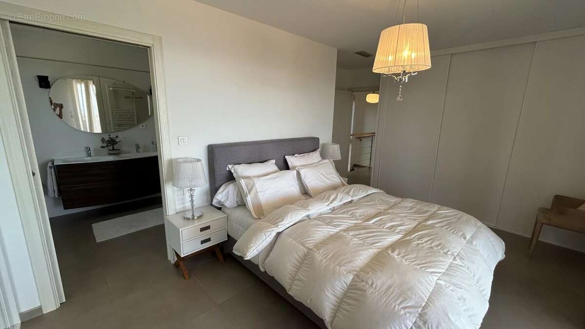 Maison à CHATEAUNEUF-GRASSE