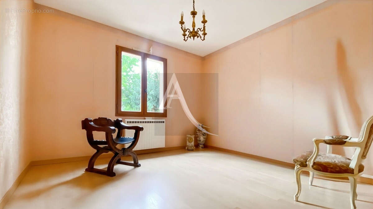 Maison de plain-pied avec jardin paysagé et dépendance à Saint-Vite - photo 18