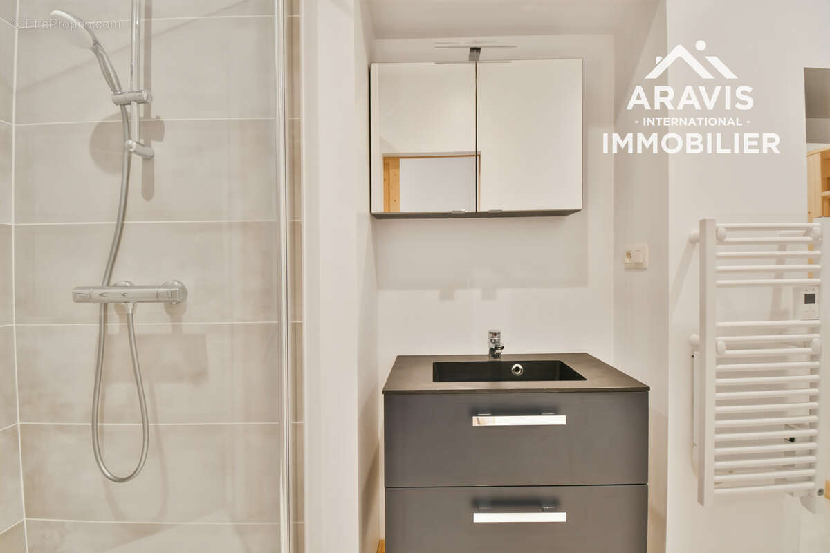 EXCLUSIVITÉ   Appartement entièrement rénové avec terrasse et stationnements - photo 6