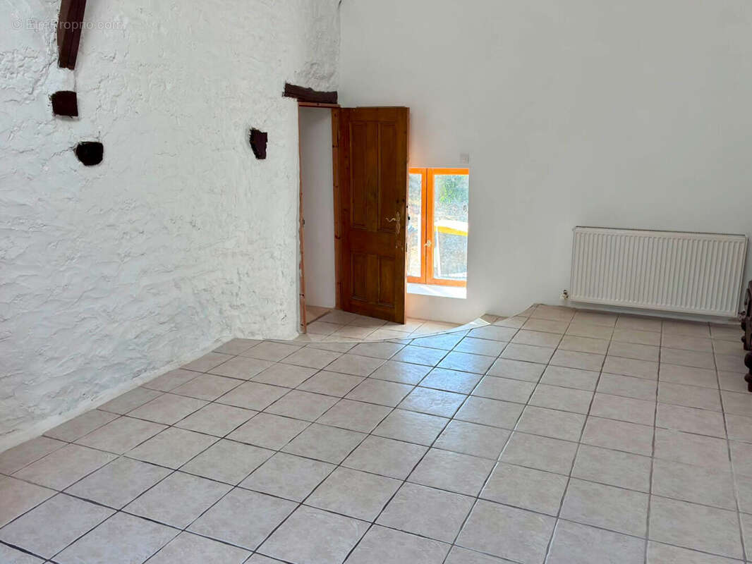 VIENNE - Proche Savigné, Charmante maison 3 chambres, dépendances et terrain. - photo 10
