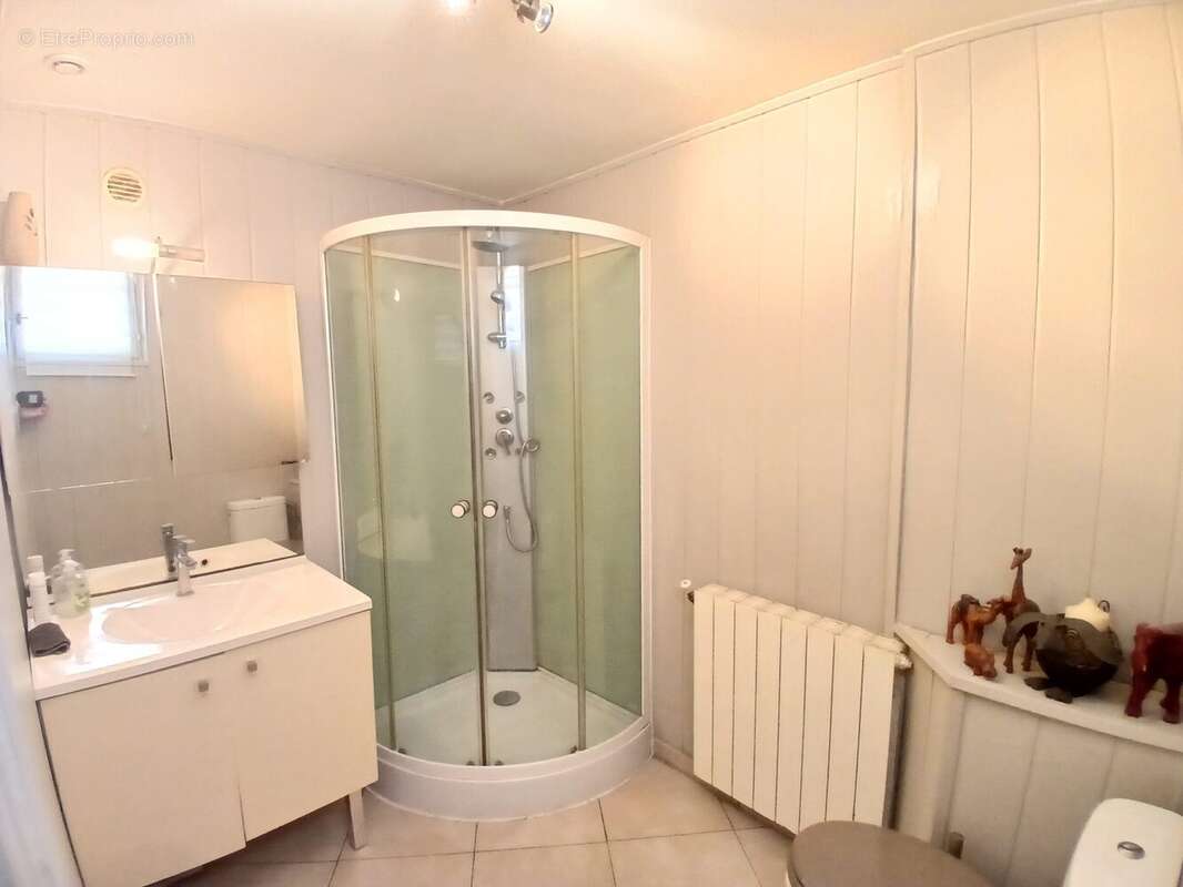 Salle d&#039;eau - Maison à CHELLES