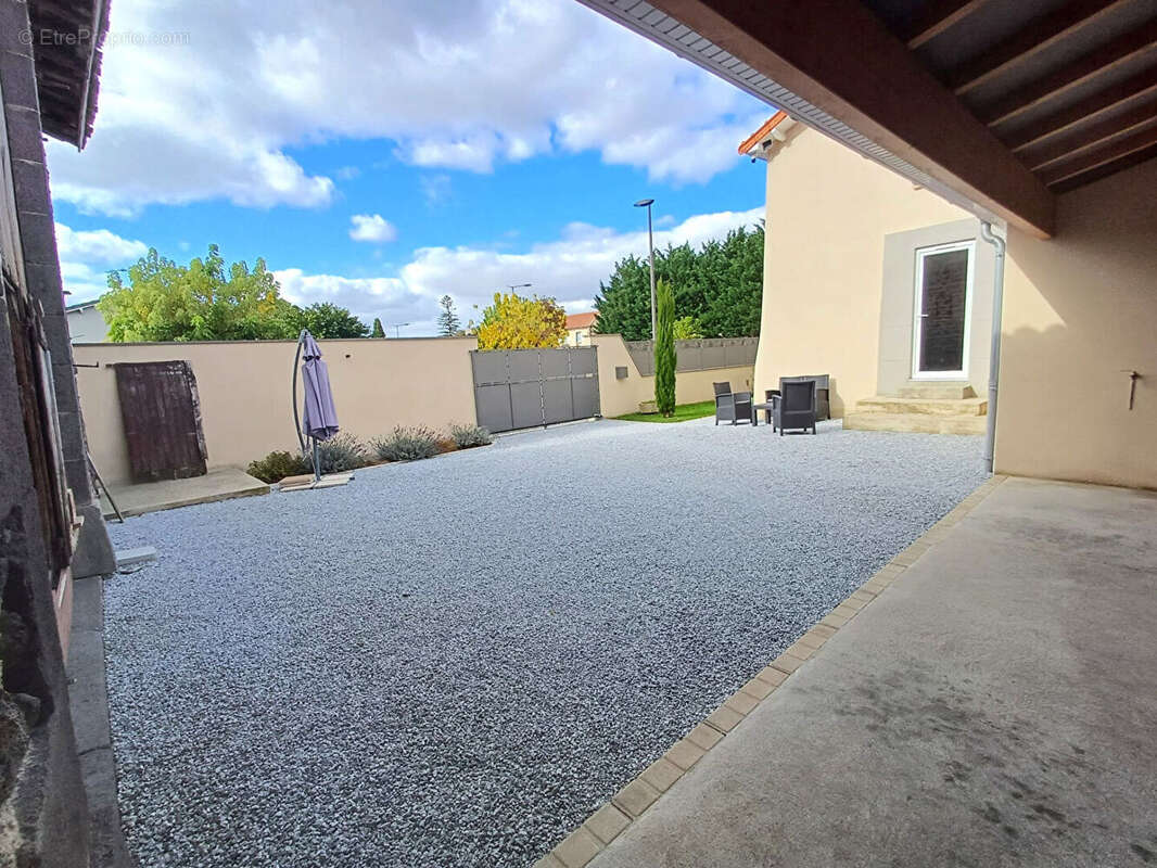 Maison à SAINT-BEAUZIRE