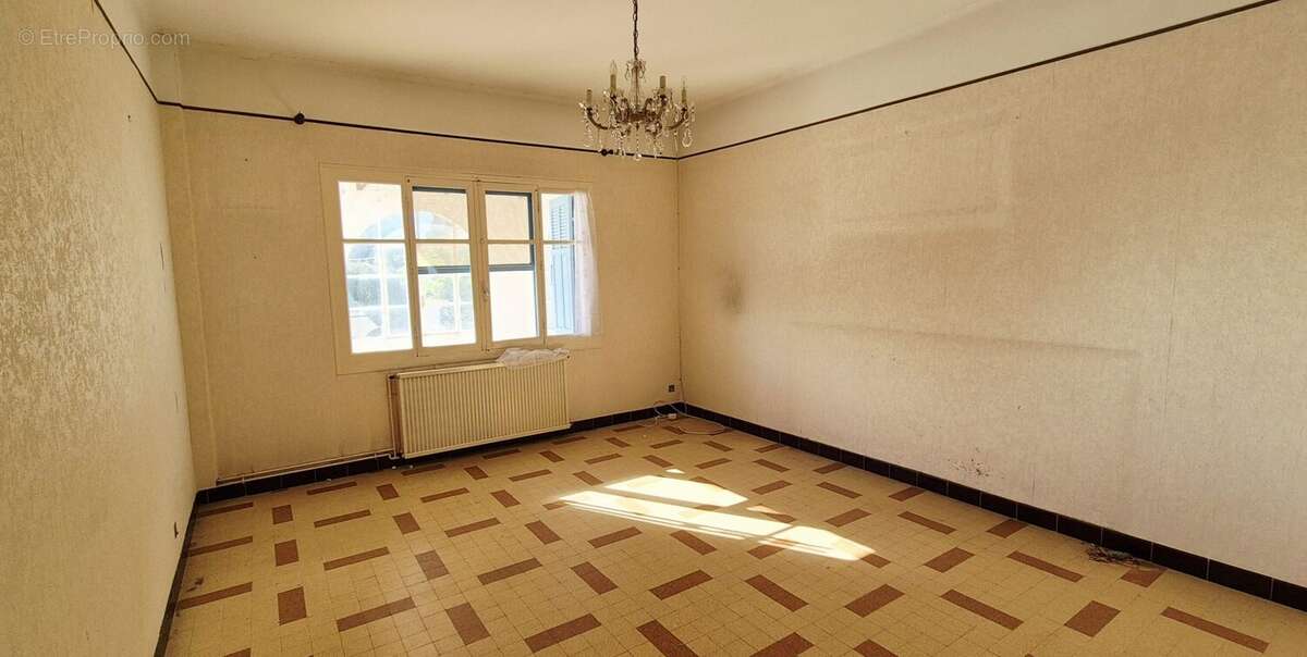 Appartement à CEYRESTE