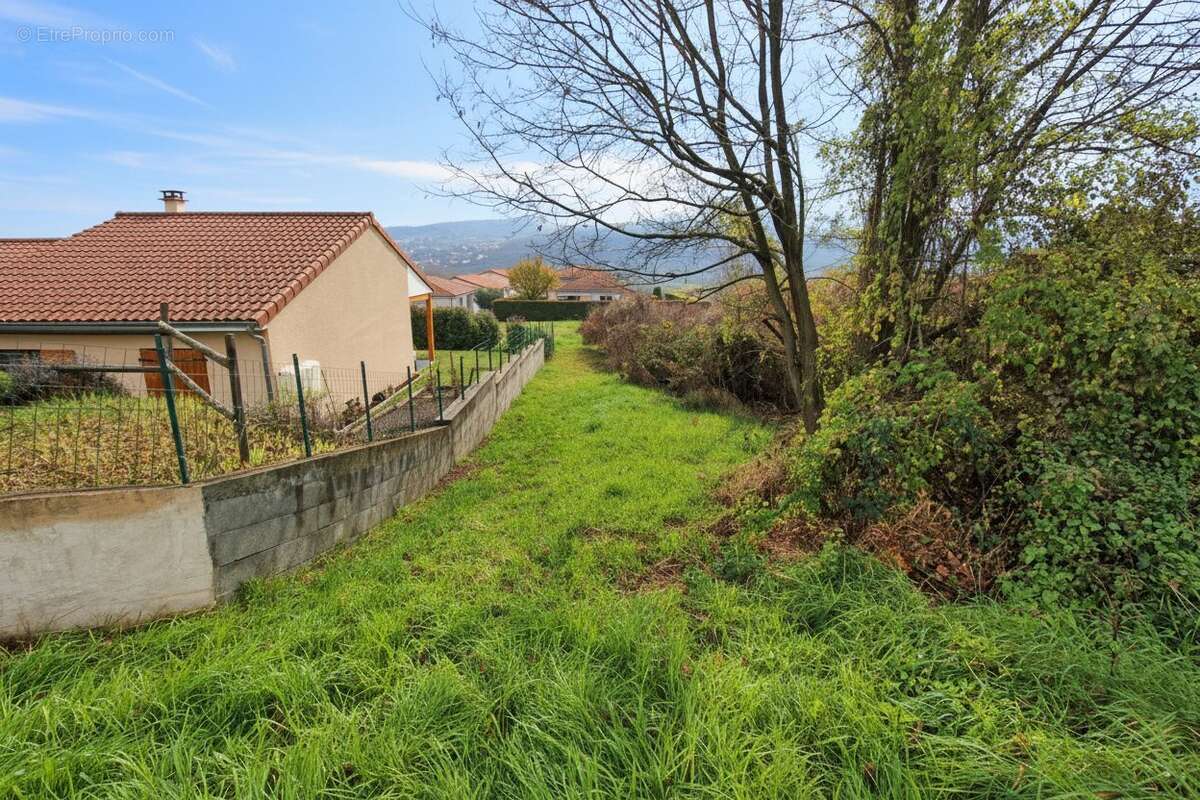 Terrain 859 m² à Les Martres-De-Veyre  - photo 5