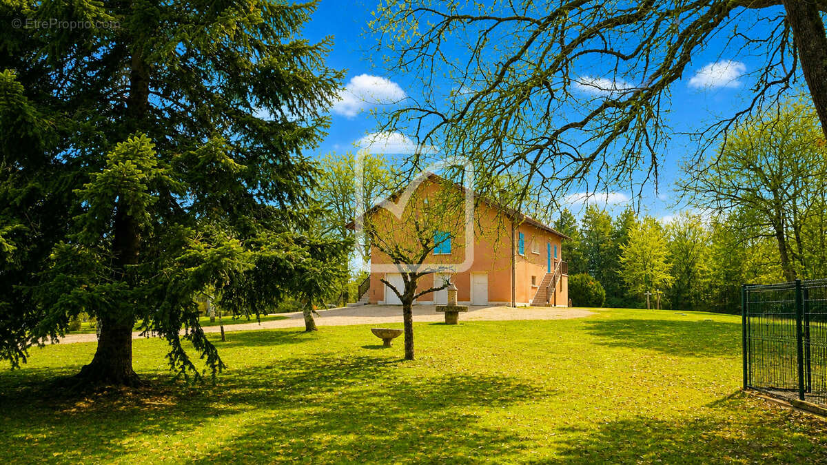 Maison à SAVIGNAC-LES-EGLISES