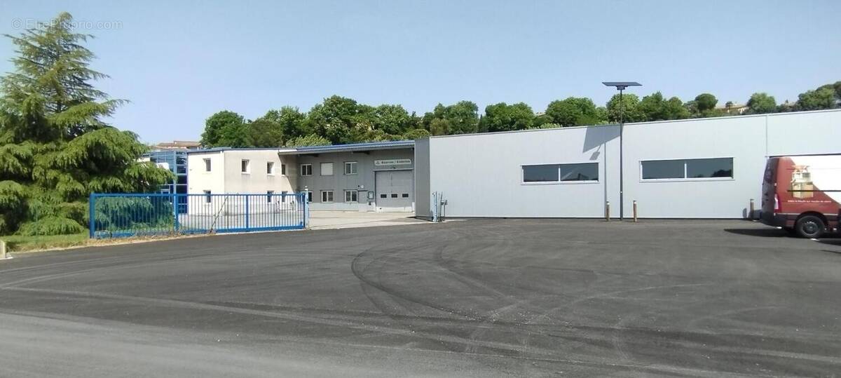 Commerce 810 m² à Saint-Donat-Sur-L'herbasse  - photo 1