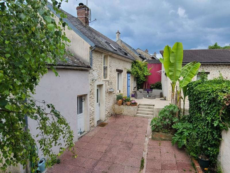 Maison à VALLANGOUJARD