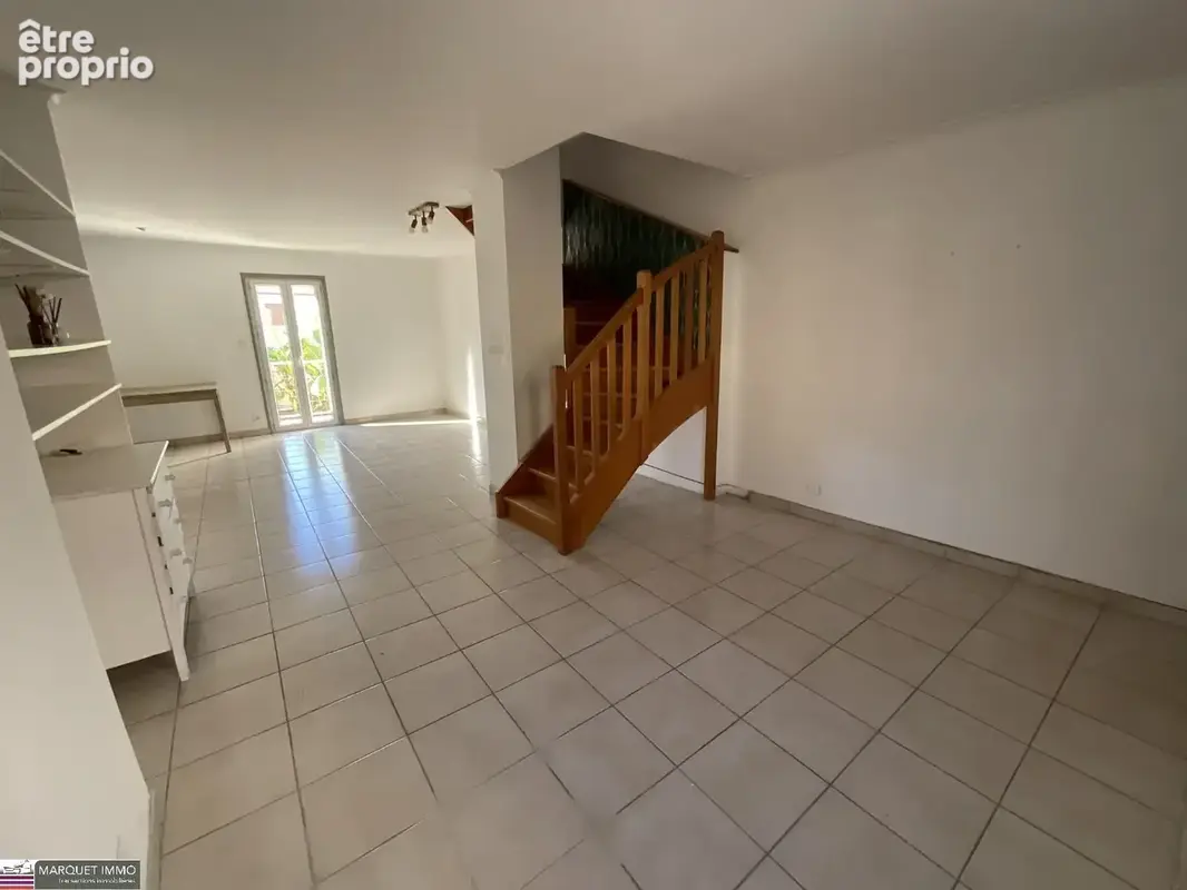 Villa T5 de 110 m²  vous invite à poser vos valises dans un cadre alliant charme et fonctionnalité sur 145 m² de terrain clos et - photo 18