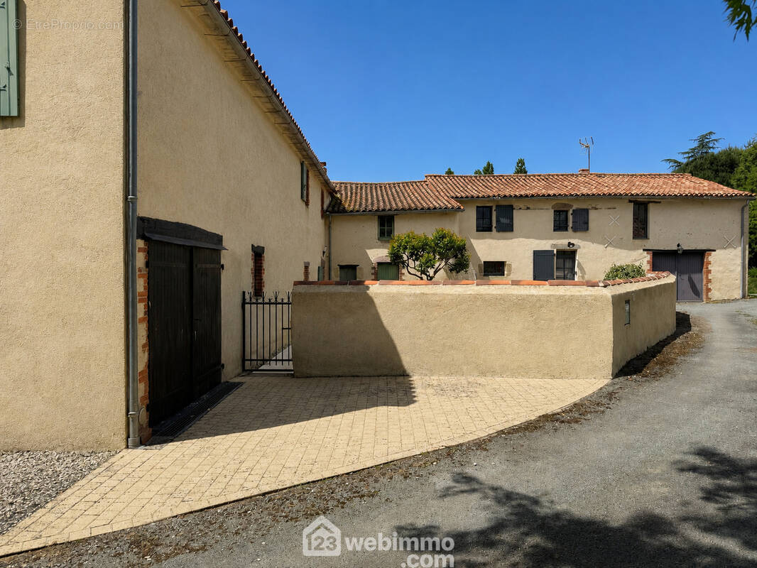 Dans un hameau au calme, à 10 minutes de POUZAUGES, magnifique ensemble immobilier en pierre ! - Maison à POUZAUGES
