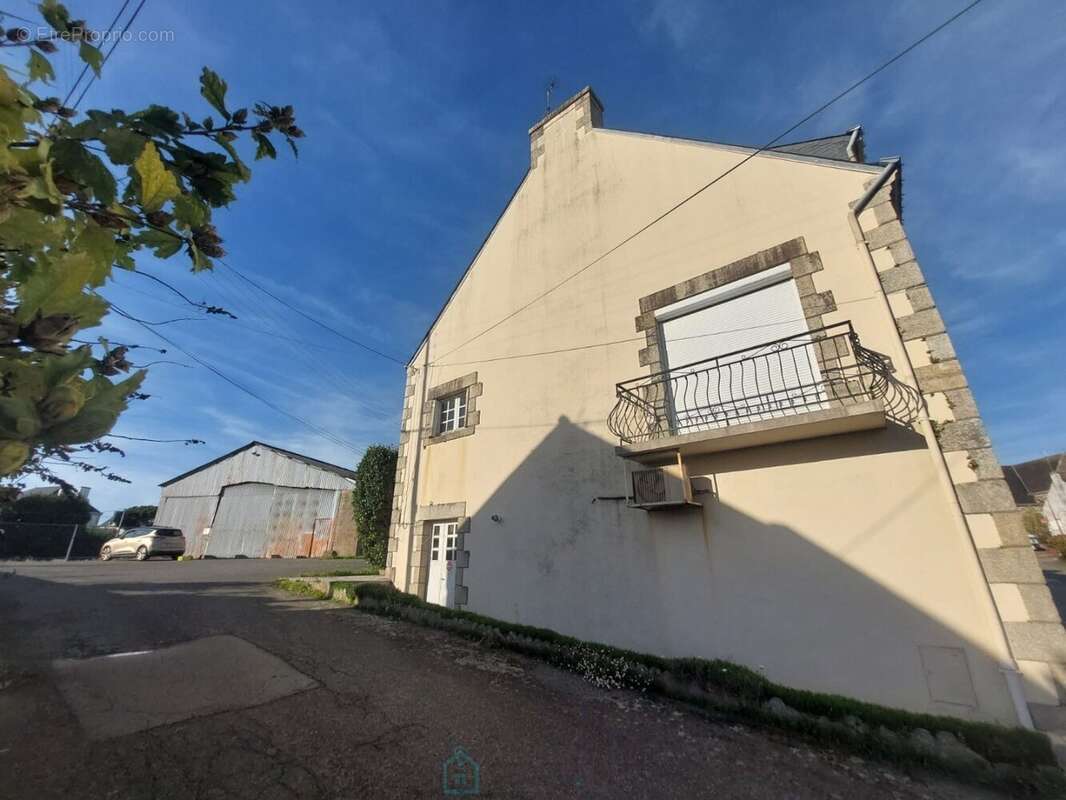 Maison familiale ou immeuble de rapport + Longère à rénover + Hangar fermé environ 160 m² - photo 2