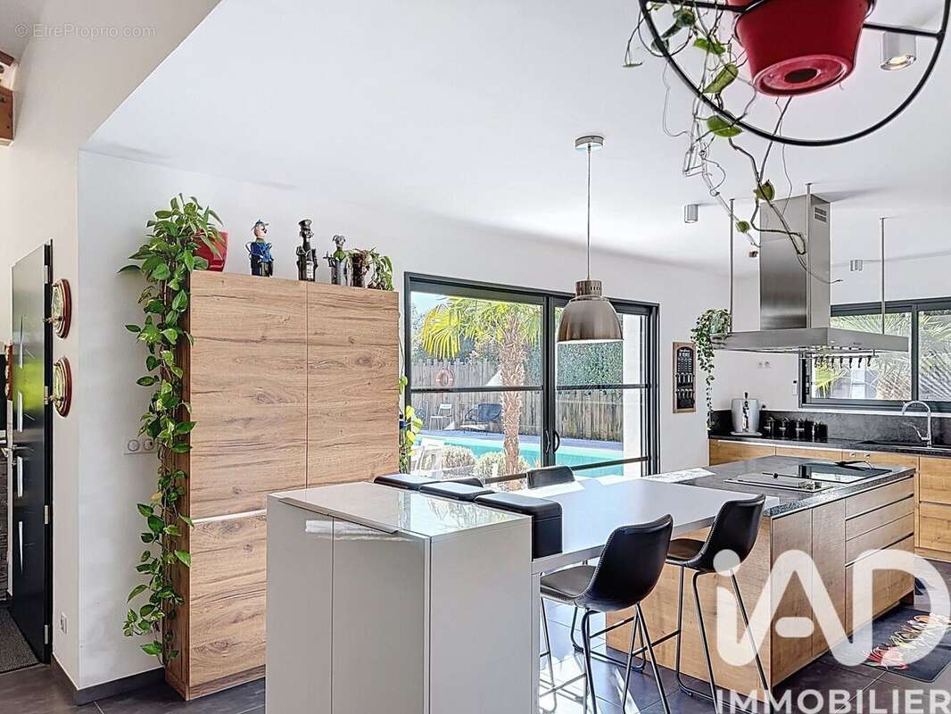 Maison 263 m² à Neuvicq  - photo 5