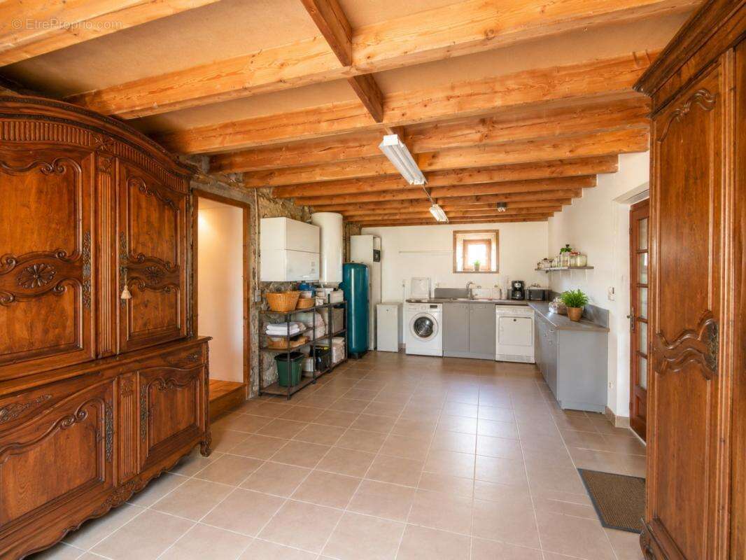Maison en pierre 7 pièces – 230 m² – Dépendances 170 m² – Terrain 14 504 m² – Saint-Paul - photo 8