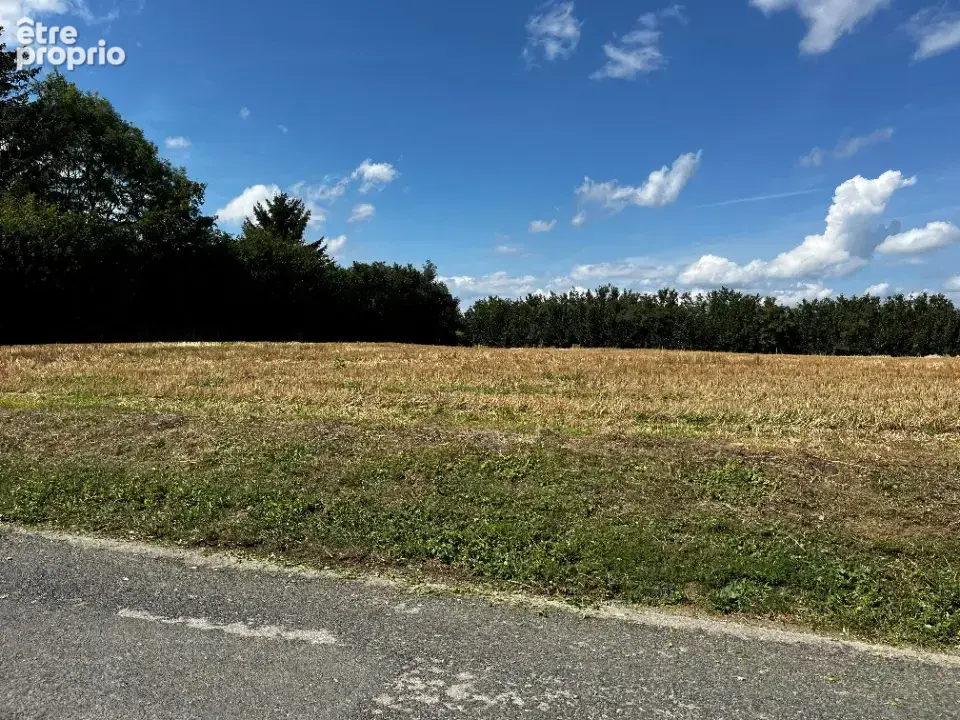 Photo Terrain à Saint-Jean-De-Thurigneux au prix de 145 000€