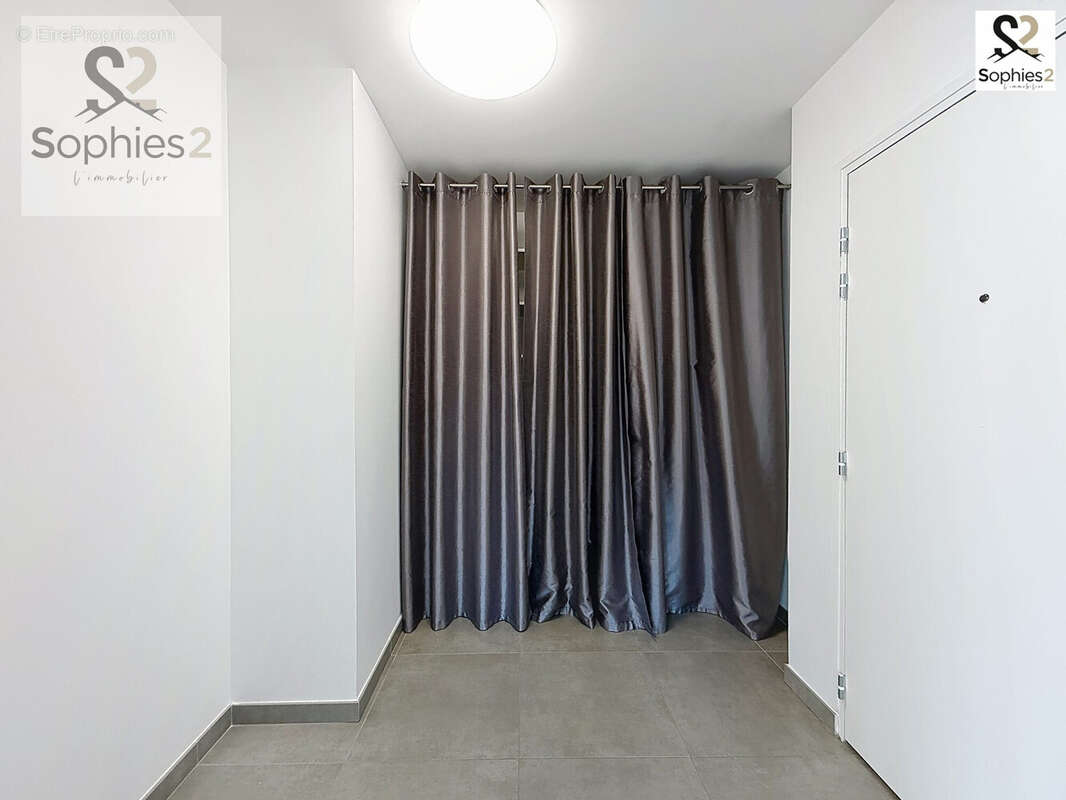 Hall d'entrée avec dressing - Appartement à VARCES-ALLIERES-ET-RISSET