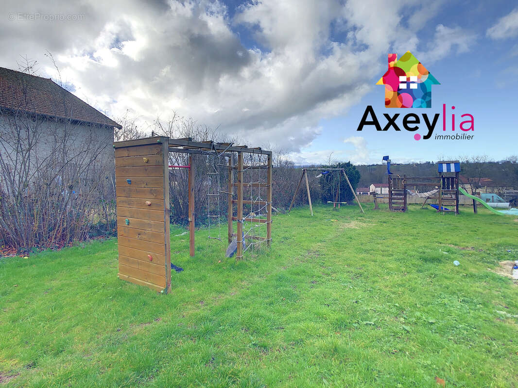 Maison à POUILLY-SOUS-CHARLIEU