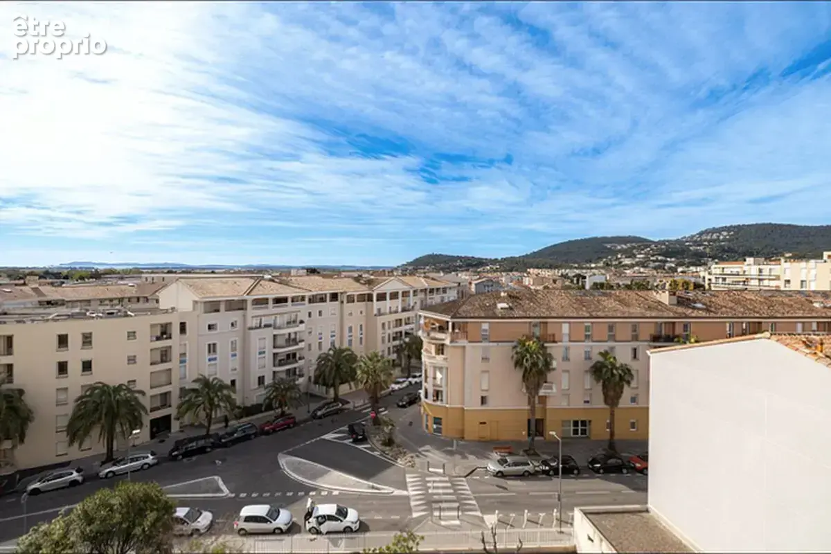 HYÈRES - T2 de 50 m² avec loggia plein sud, vue mer et collines - photo 8