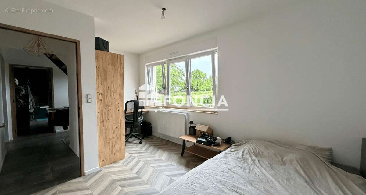 Proche Faulquemont et Saint Avold, belle maison de 160 M2 rénovée avec goût et offrant de belles prestations sur un terrain de 1 - photo 9