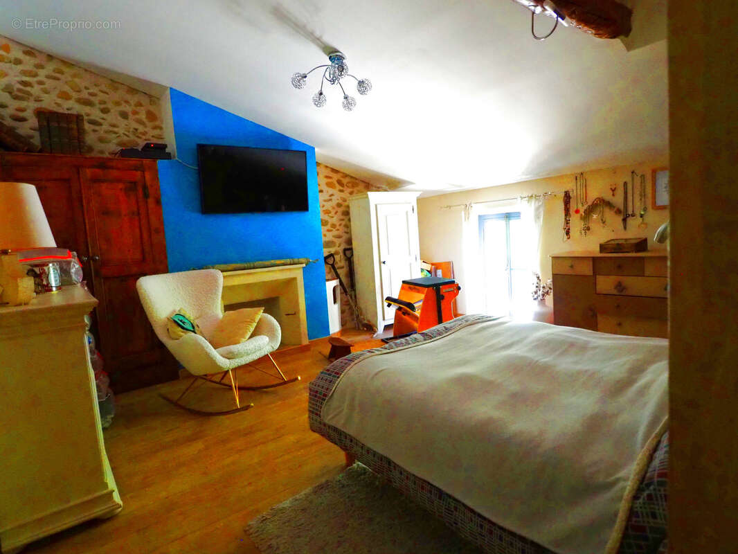 A VENDRE ORAISON Rare à la vente Plein centre Maison de 182 m2 sans travaux - photo 8