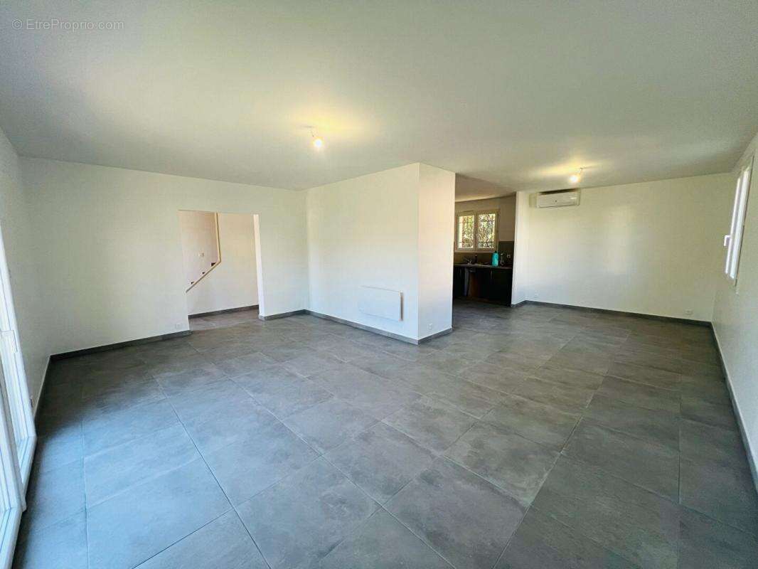 Maison à SAINT-MITRE-LES-REMPARTS