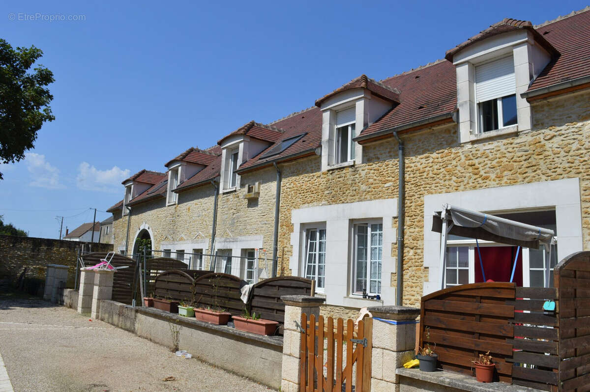 Appartement à MAROLLES-SOUS-LIGNIERES
