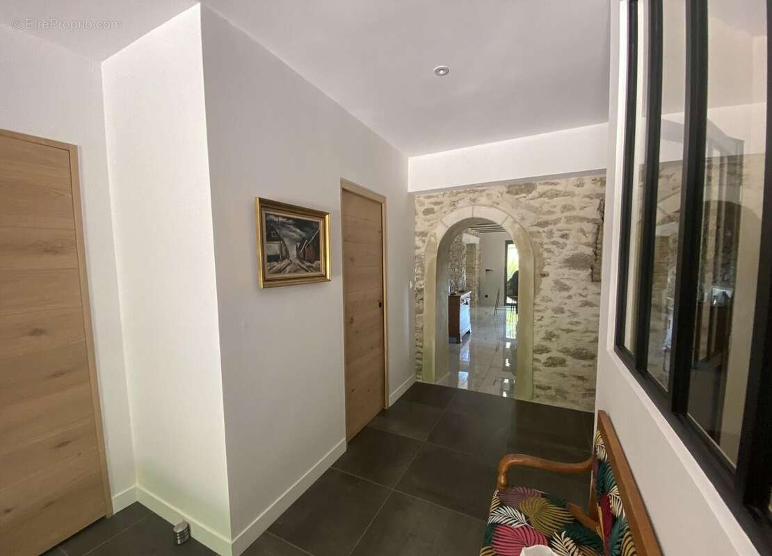 Maison 300 m² à Saint-Denis  - photo 3