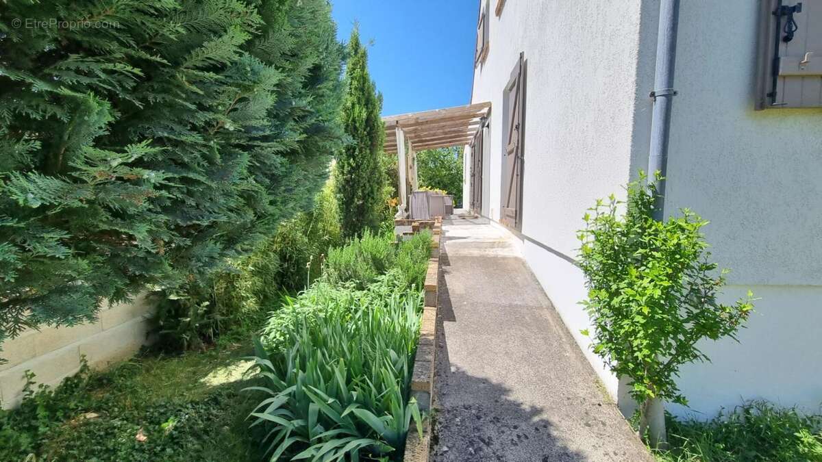Maison à SAINTE-GENEVIEVE-DES-BOIS