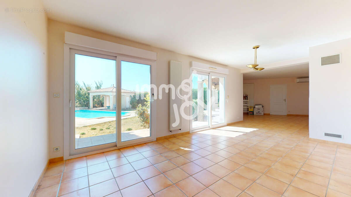 Ouveillan - villa de 169m2 - piscine - terrain de 1603m2 - photo 3