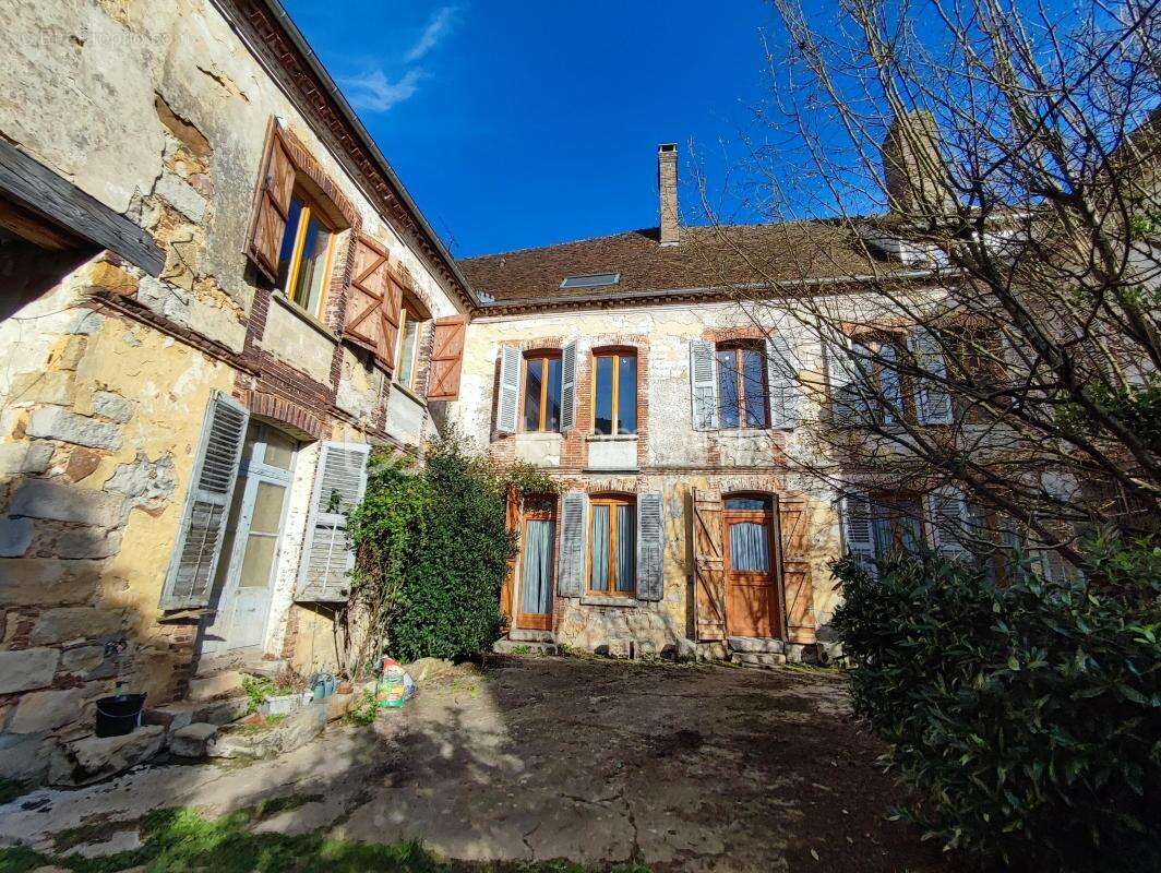 Maison à VILLENEUVE-L'ARCHEVEQUE