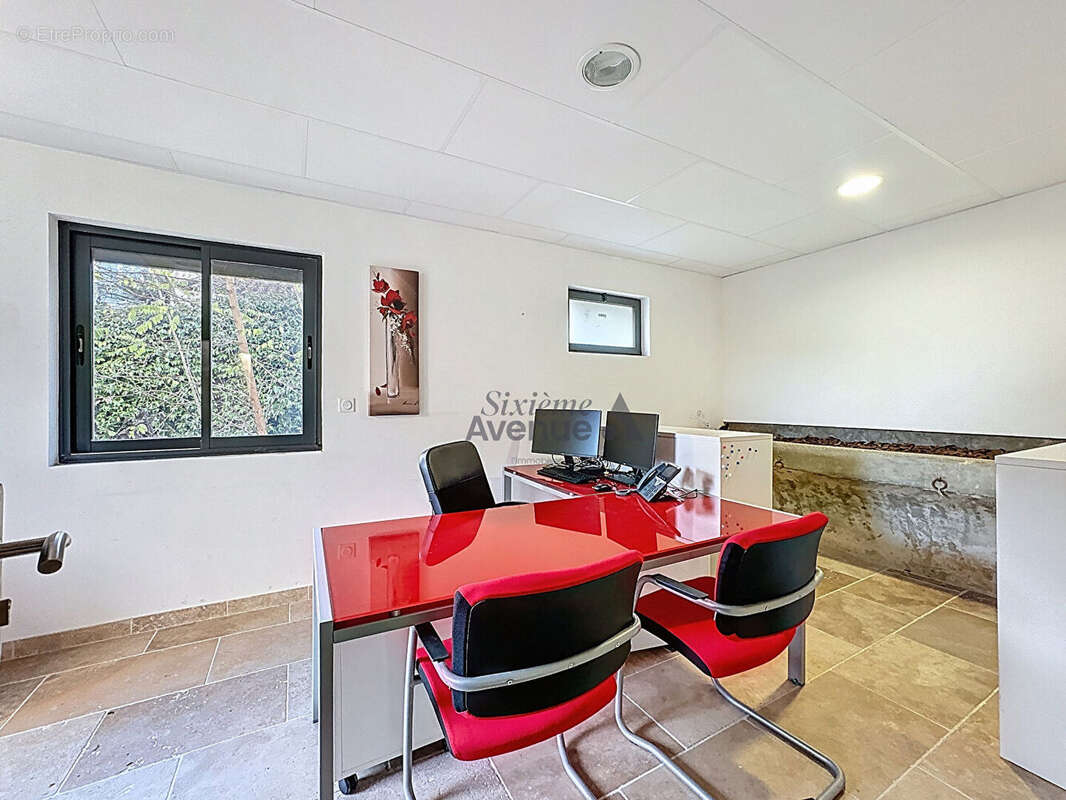 Commerce à SAINT-CLEMENT-DE-RIVIERE