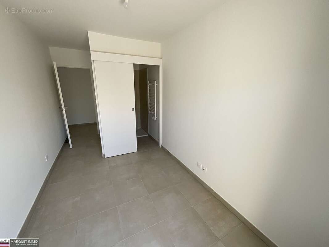 APT T4 offrant 80 m² avec terrasse 19 m² et parking au 5° étage avec ascenseur... - photo 9