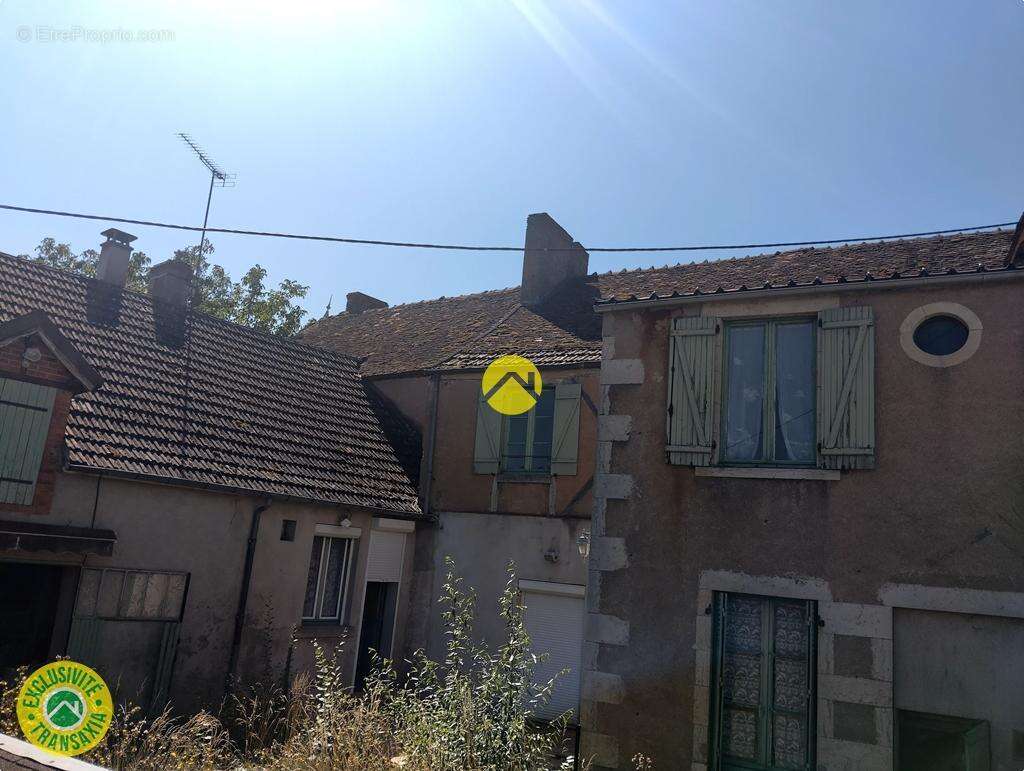 Maison à AINAY-LE-CHATEAU