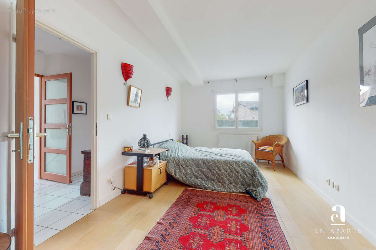 Appartement à SAINT-GENIS-LES-OLLIERES