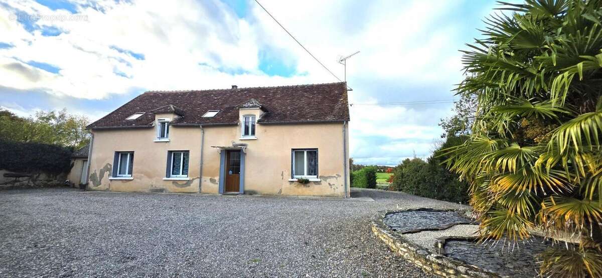 Maison à SAINT-HILAIRE-SUR-BENAIZE