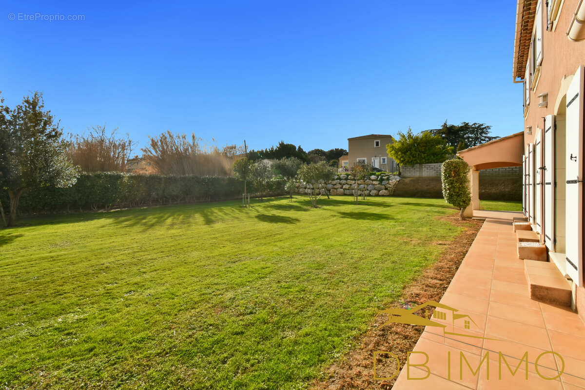 Maison à SAINT-LAURENT-DES-ARBRES