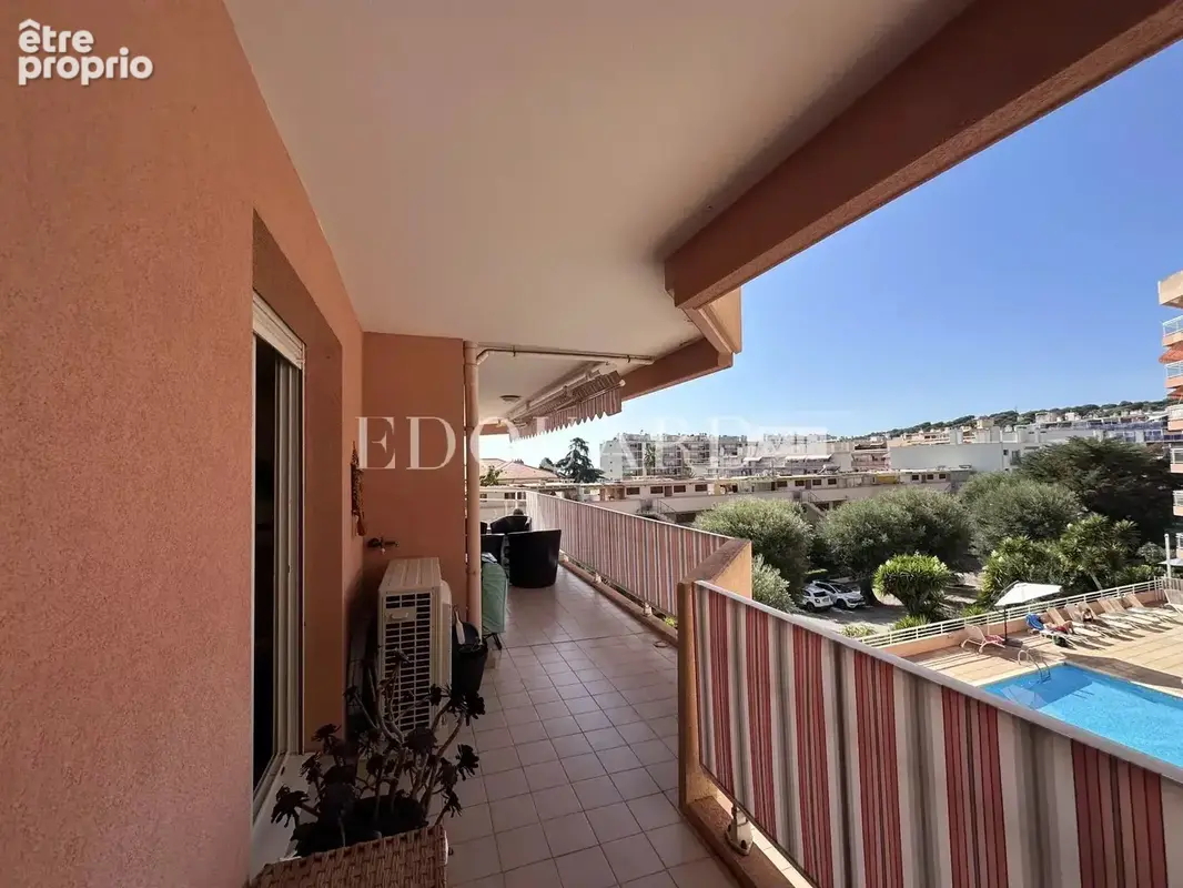Dans immeuble de standing avec piscine, en exclusivité trois pièces avec vaste terrasse et garage - photo 10