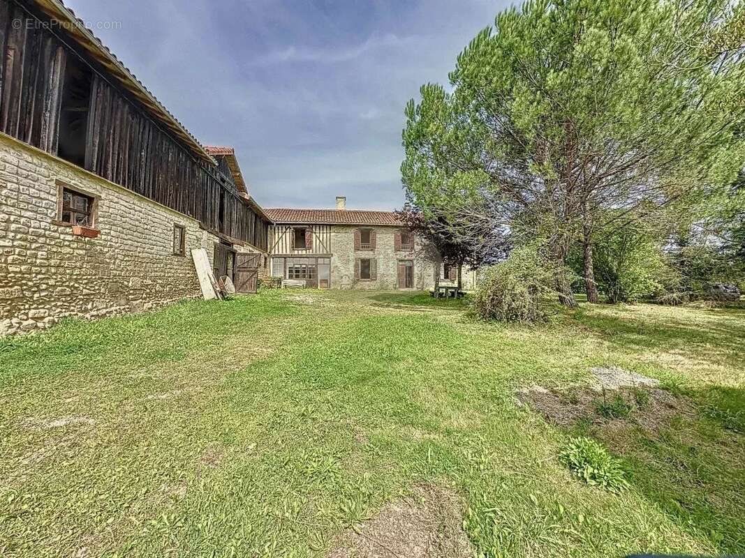 Maison à MONLEON-MAGNOAC