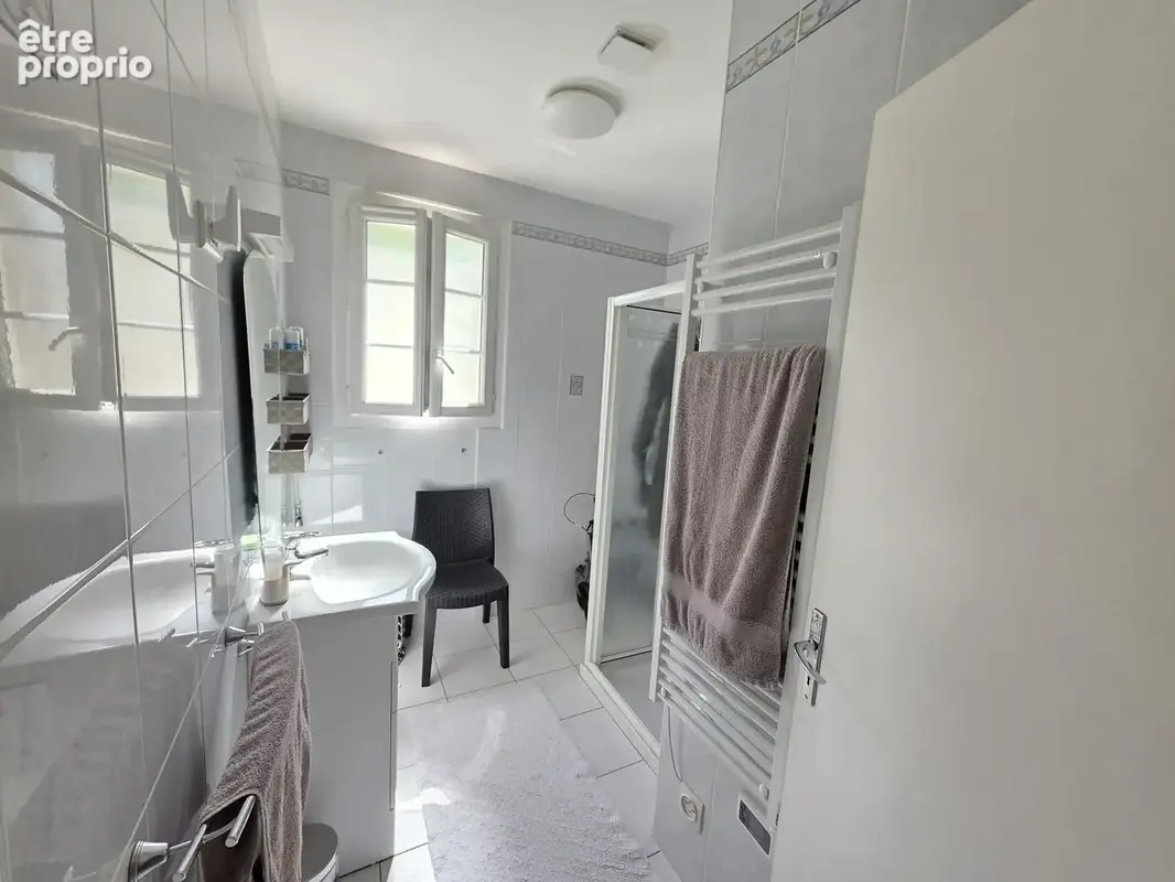 Elegante villa de plain pied avec piscine et vaste terrain - photo 16