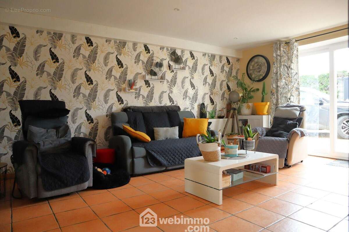 Avec espace salle à manger de 21 m2, - Maison à MOULISMES