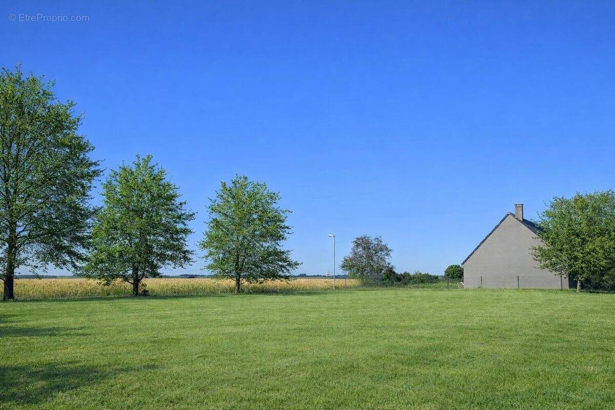 Terrain à FONTAINE-LA-GUYON