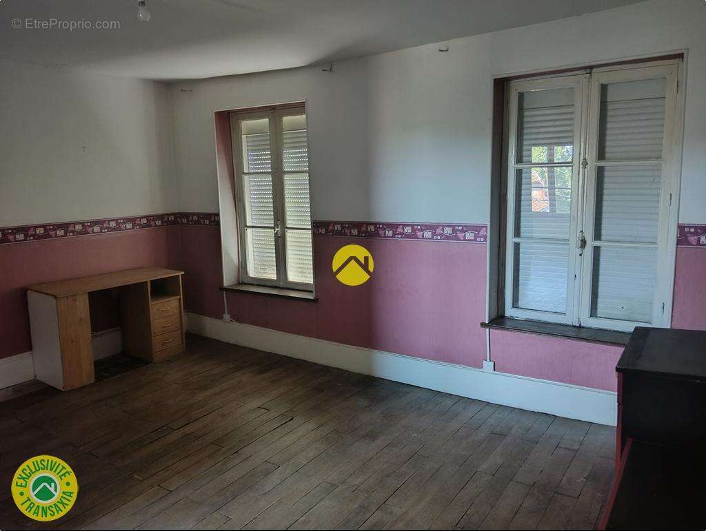 Maison à AINAY-LE-CHATEAU