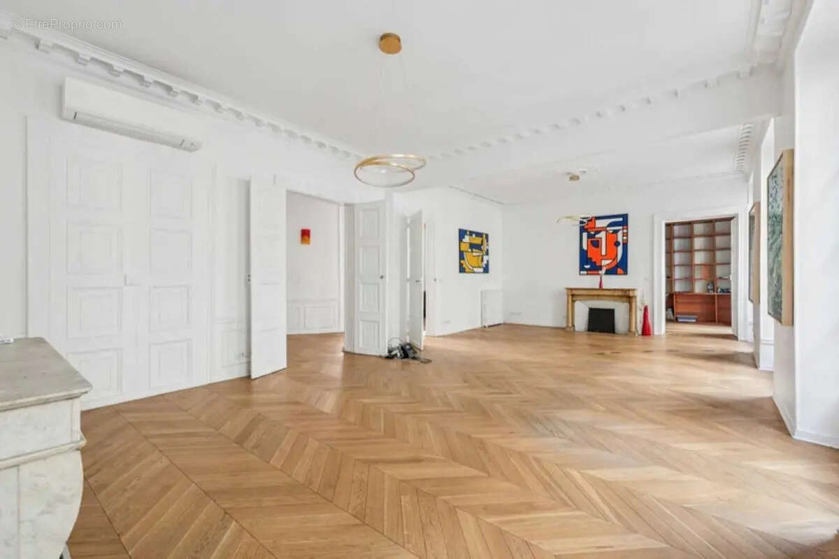 Commerce à PARIS-8E