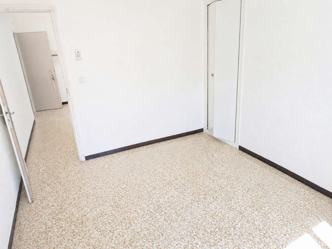 Grand appartement à rénover de type P3 en rez-de-chaussée - photo 2