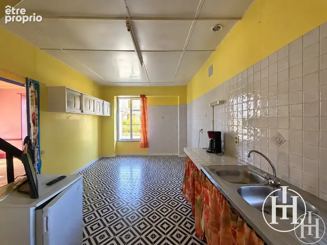 À saisir : petit prix   maison de 208 m2 avec garage, caves et terrains - - photo 5