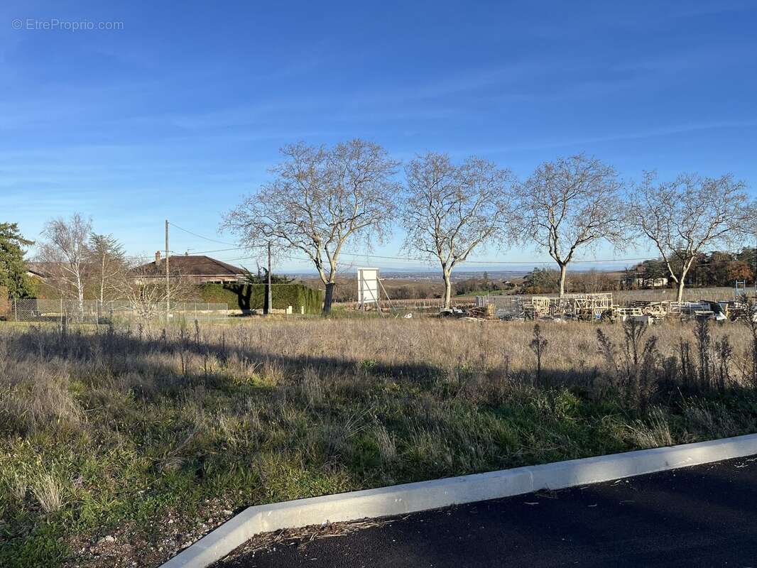 Terrain à SAINT-ETIENNE-LA-VARENNE