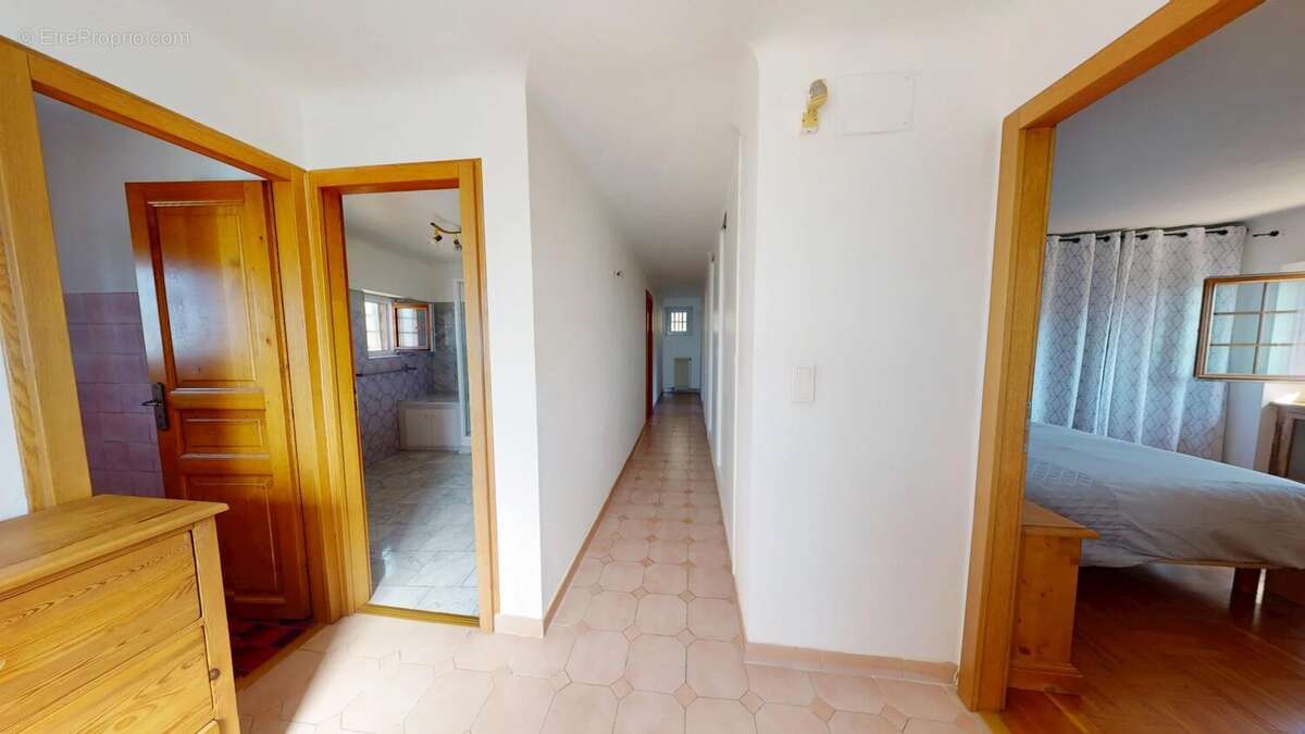 Maison à SAINT-MITRE-LES-REMPARTS