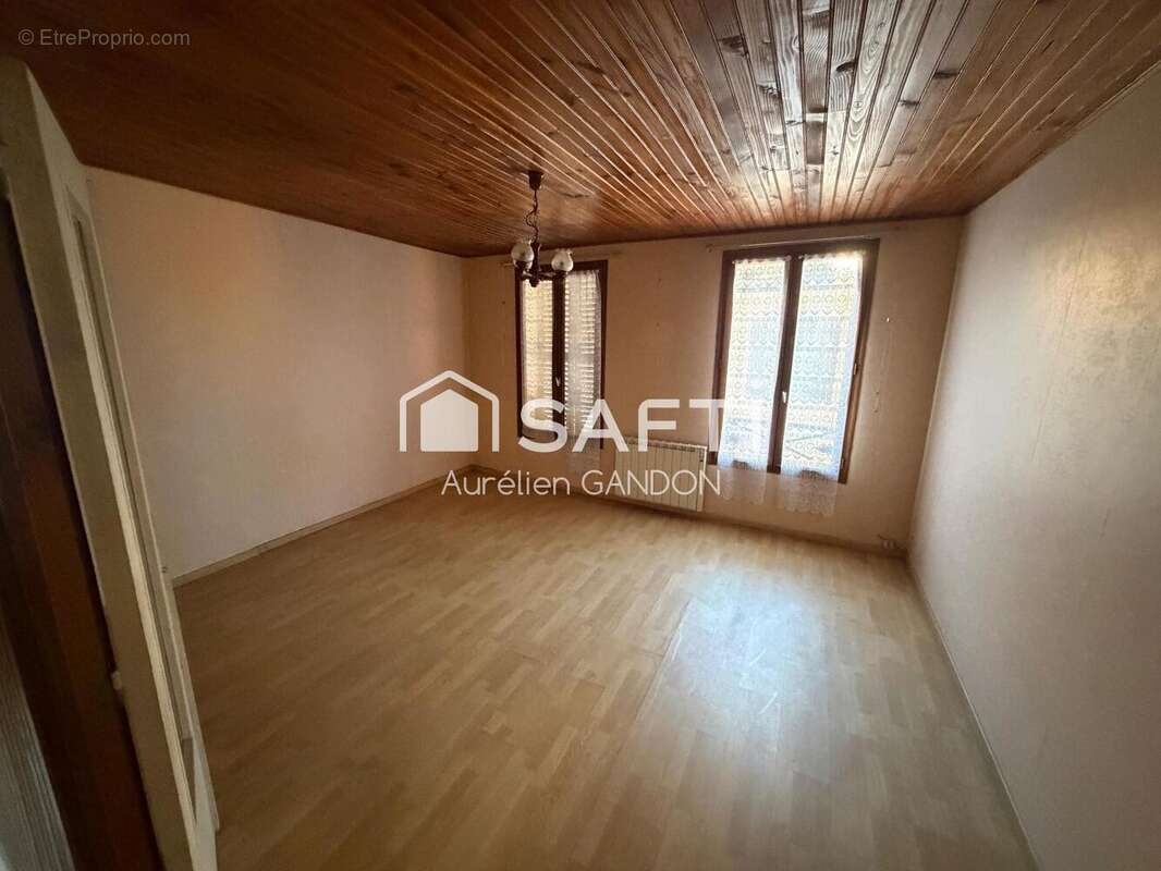 Maison 120 m² à Saint-Julien-Du-Sault  - photo 2