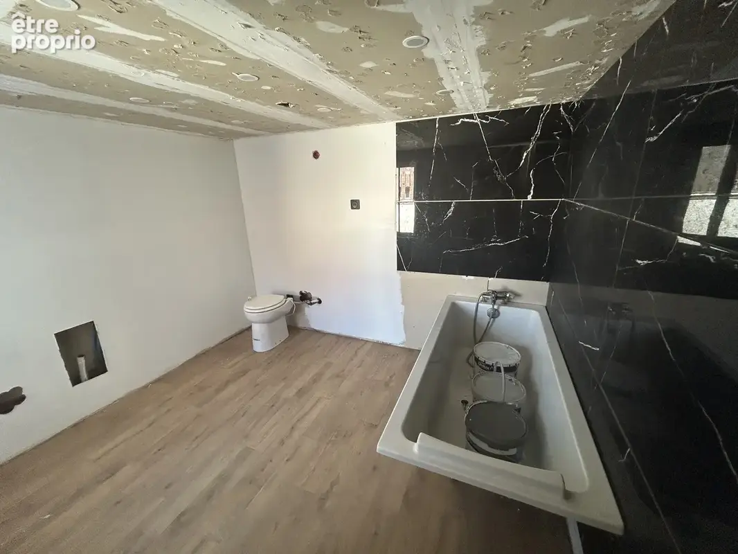 Hyper centre, maison semi individuelle à rénover de 92m2 avec petit extérieur !! - photo 9
